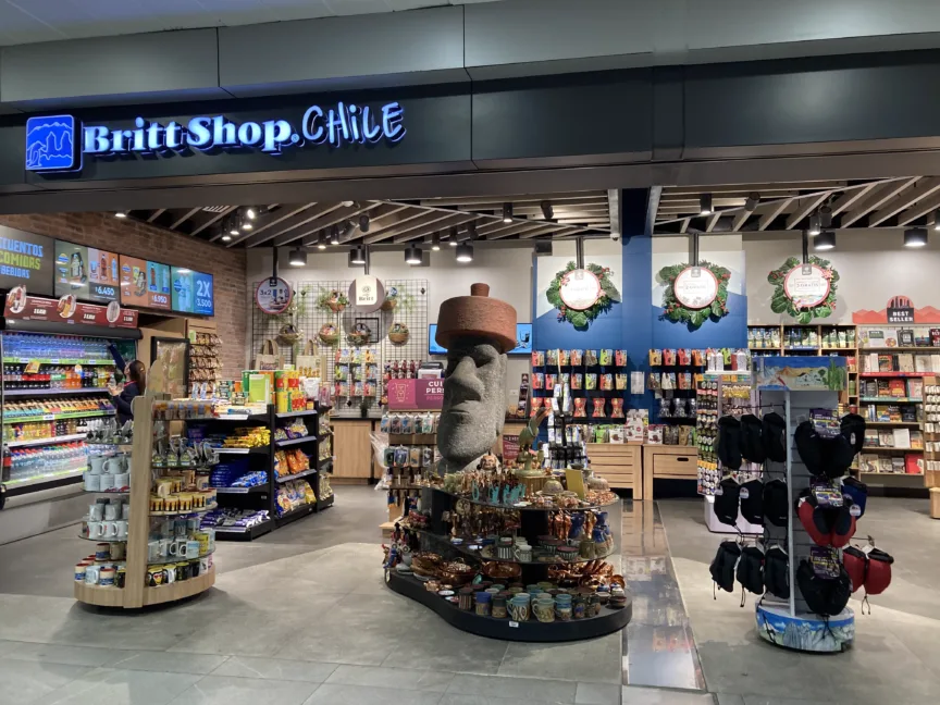 The interior of Britt Shop Chile in Santiago Airport. Shelves of snacks and souvenirs surround an Easter Island statue.