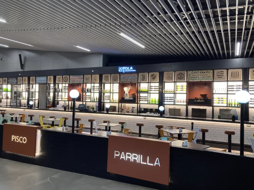 Tables and chairs at Loyola restaurant in Santiago Airport.