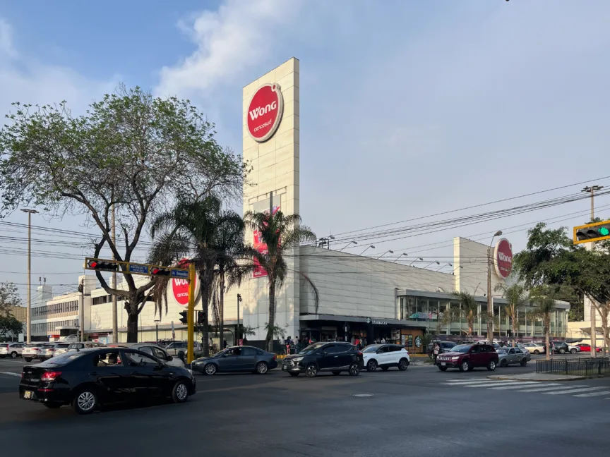 Front of a Wong Supermarket in Miraflores, Lima.