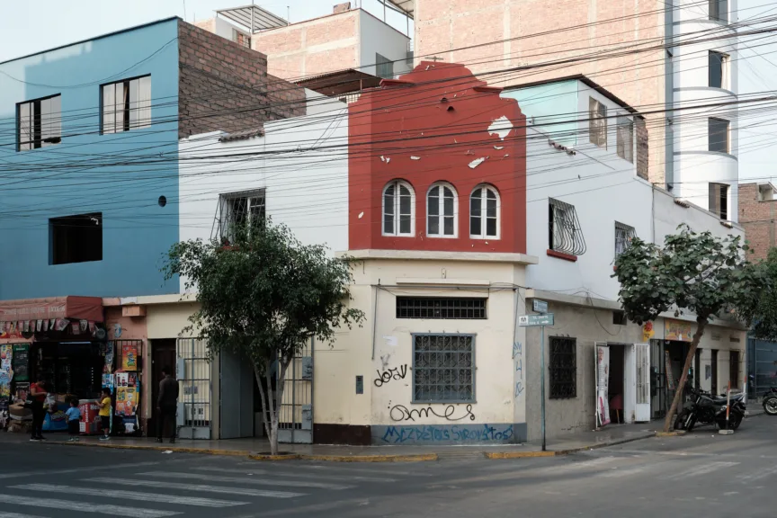 A building on a crossroad in Surquillo, Lima.